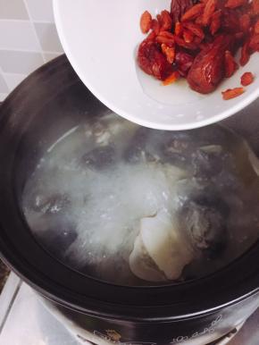 中火煲至半小时后加入红枣、枸杞（因为红枣和枸杞比较容易煮烂，所以晚一点放）