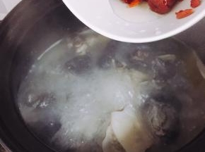 中火煲至半小时后加入红枣、枸杞（因为红枣和枸杞比较容易煮烂，所以晚一点放）