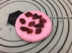 拿个红色面团按扁，放上蔓越莓