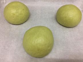 发酵好的面团，放入提前预热好的烤箱中，180度中层烤二十五分钟左右