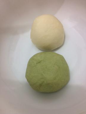 揉好的面团，放在碗里盖上保鲜膜，室温发酵三十分钟