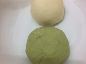 揉好的面团，放在碗里盖上保鲜膜，室温发酵三十分钟