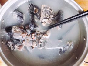 乌鸡洗净切块过水去血水