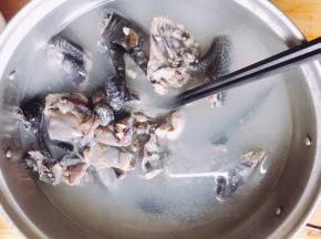 乌鸡洗净切块过水去血水