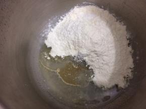 170克面粉、56克水、糖20克、酵母2克、油15克放入厨师机中，揉成薄膜拿出