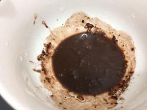 拿少许可可粉加入水搅拌均匀，用搅拌好的可可粉水画在上面即可