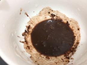 拿少许可可粉加入水搅拌均匀，用搅拌好的可可粉水画在上面即可