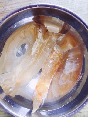 花胶提前浸泡2个小时，花胶有些腥味，如果怕腥的可以放姜片先煮10分钟在煲也可以