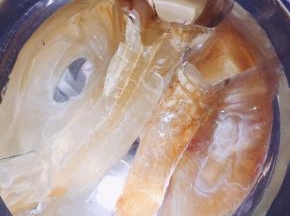 花胶提前浸泡2个小时，花胶有些腥味，如果怕腥的可以放姜片先煮10分钟在煲也可以