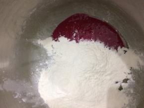 剩下的食材全部放入厨师机中，加入火龙果水，也同样揉出薄膜