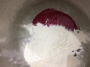 剩下的食材全部放入厨师机中，加入火龙果水，也同样揉出薄膜