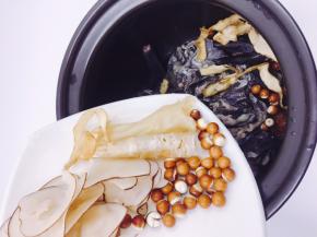 把乌鸡放入砂锅内放入花胶、芡实、玉竹、海底椰、蜜枣