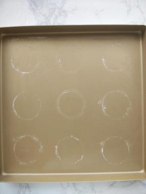 用直径5厘米的圆形切模，沾面粉在烤盘上做上印记。