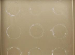 用直径5厘米的圆形切模，沾面粉在烤盘上做上印记。