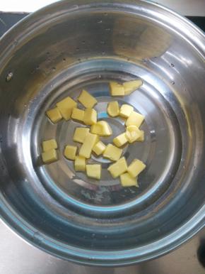 将水，黄油，盐放入锅中。