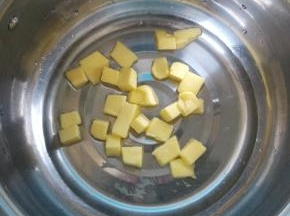 将水，黄油，盐放入锅中。