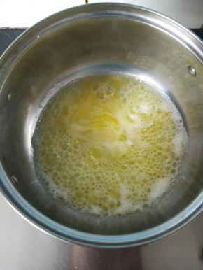 中火煮至黄油溶化、沸腾。