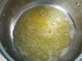 中火煮至黄油溶化、沸腾。
