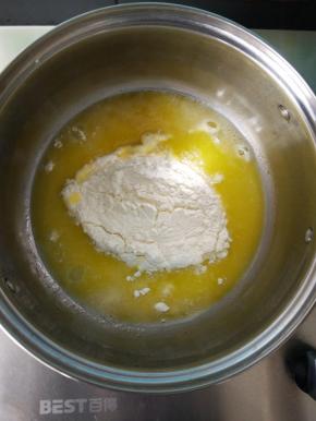 关火，将面粉倒入锅中