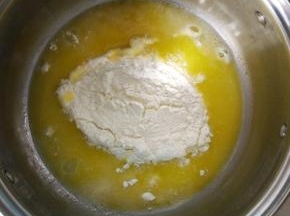 关火，将面粉倒入锅中