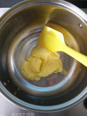 搅拌至面糊呈光滑透明状且具有黏性。