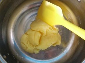 搅拌至面糊呈光滑透明状且具有黏性。