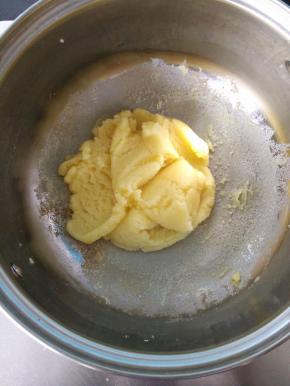 小火加热，并仔细搅拌，加热面糊，蒸发水分，直到锅底形成薄膜即可取出面糊。