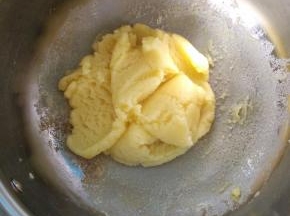 小火加热，并仔细搅拌，加热面糊，蒸发水分，直到锅底形成薄膜即可取出面糊。