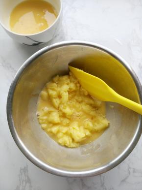 将面糊移至搅拌盆，慢慢加入蛋液，用刮刀快速搅拌均匀。