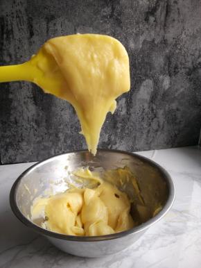 一边慢慢加蛋液，一边确认面糊状态。面糊充分变软后，用刮刀舀起，面糊呈倒三角停留在刮刀上3－5秒之后滴落且有部分残留，为最佳状态。