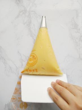 将面糊装入裱花袋。