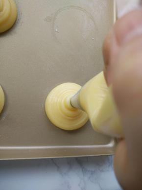 按照记号挤出圆形面糊。