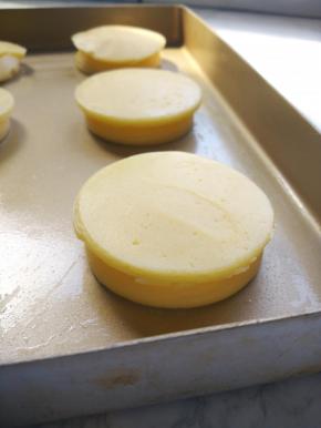 轻轻盖上酥皮。