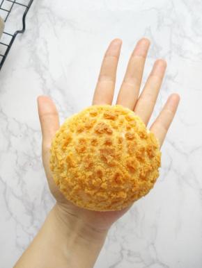 烘烤好的泡芙，半球形，膨胀隆起，形状饱满。表皮金黄色，上色均匀，酥皮纹路清晰漂亮。底部没有凹陷。