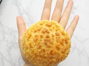 烘烤好的泡芙，半球形，膨胀隆起，形状饱满。表皮金黄色，上色均匀，酥皮纹路清晰漂亮。底部没有凹陷。