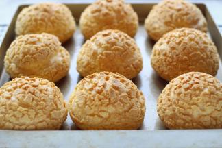 如果这些泡芙一次吃不完，剩下的空泡芙可以放入冰箱密封冷冻，保存1个月以上。使用前取出回温并放入烤箱170℃烘烤3分钟就可以用了，记住吃的时候再填充奶油。