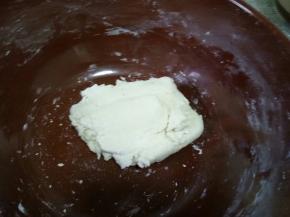 然后用手大概和成团，这会肯定先和不成光滑的面团。不用管它，盖上湿润的屉布让它饧10分钟再和。十分钟后会变得柔软，和起来就光滑多了。然后再让它醒发十分钟。