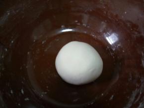 经过两次饧面，三次揉面，最后面团会变得特别光滑，如图