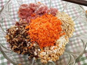 香菇泡发好以后切碎，胡萝卜，豆皮，笋切碎。笋我是春天买的春笋冷冻的，大家可以用笋干代替，没有也可以不加。其实还要放木耳的，和馅时发现忘记泡了，也就没加。大家如果不想放笋就放个十来朵木耳。