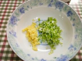 姜和葱切碎