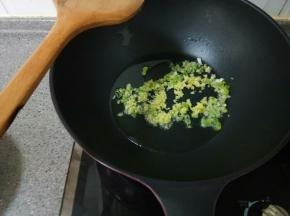 热油锅，放入姜末和一半葱末煸香，剩下一半葱末