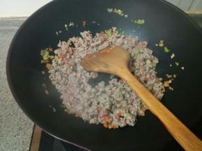 放入肉馅翻炒划散