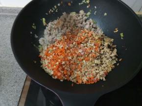 把肉拨到一边，倒入上面切好的蔬菜丁，用底油煸炒