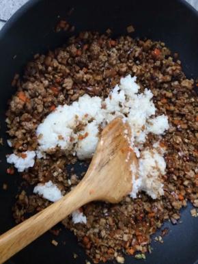 倒入一小碗糯米饭。糯米饭我是之前为了打米糊蒸好的剩的。就像用电饭煲蒸米饭一样蒸糯米饭就可以了。小碗就是家里吃饭的小碗。