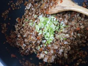 加入上面剩下的一半葱末，搅拌均匀