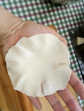 看到了吗，上一步擀压为的是让面皮形成这种波浪花边，包出的烧麦才好看。