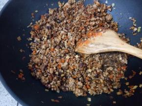 翻炒均匀后，先后放入生抽，老抽，耗油，白糖，料酒和盐，然后翻炒均匀。