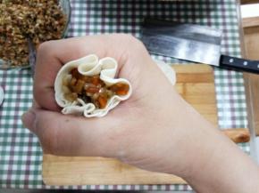 揪起来，用虎口处一攥就好了