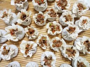 全部包好以后。给孩子包了小的，我们自己包了大的。冷水上锅蒸就可以。笼屉里面我是铺的烘焙油纸，防粘效果很好。大家按照自己平时蒸馒头什么的方法蒸就可以。上锅的照片我忘记拍了。水开以后调中小火，再蒸十五分钟就可以关火了。闷五分钟就可以拿出来了。