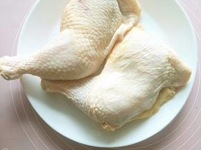 鸡腿洗干净备用